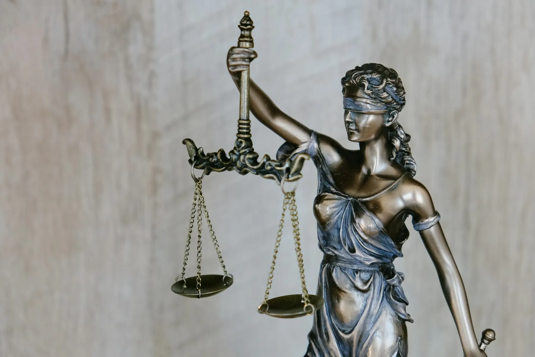 Beeld van Vrouwe Justitia met weegschaal
