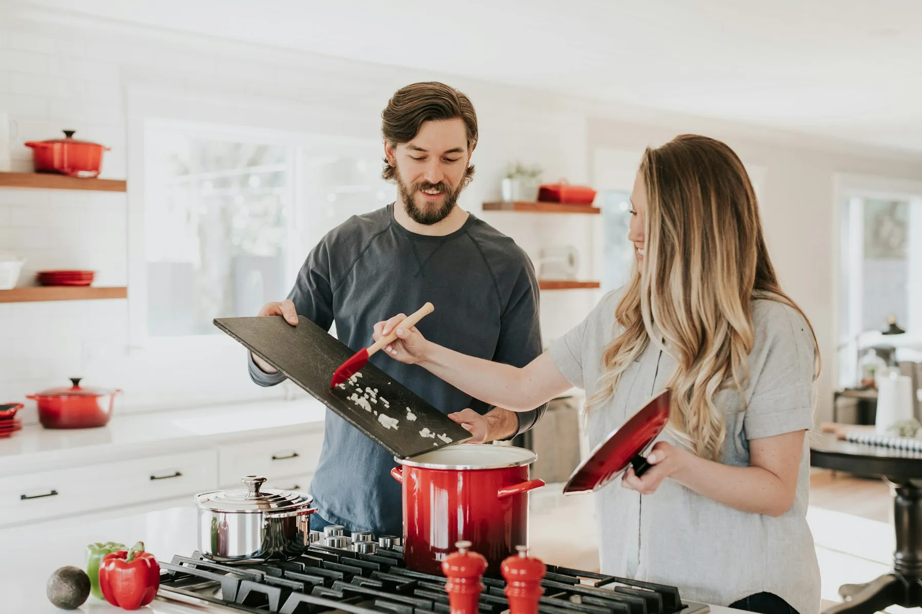 Twee mensen samen in de keuken