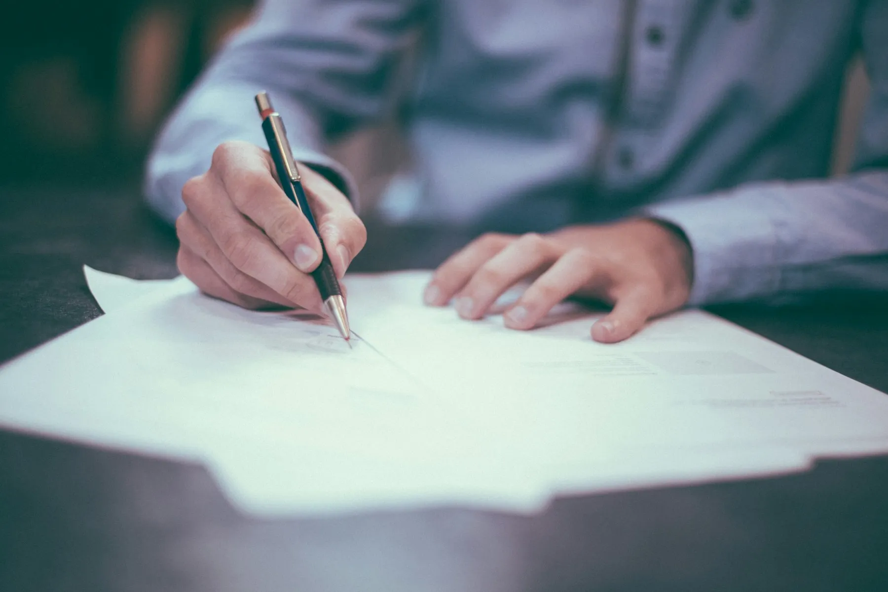 Documenten worden ondertekend