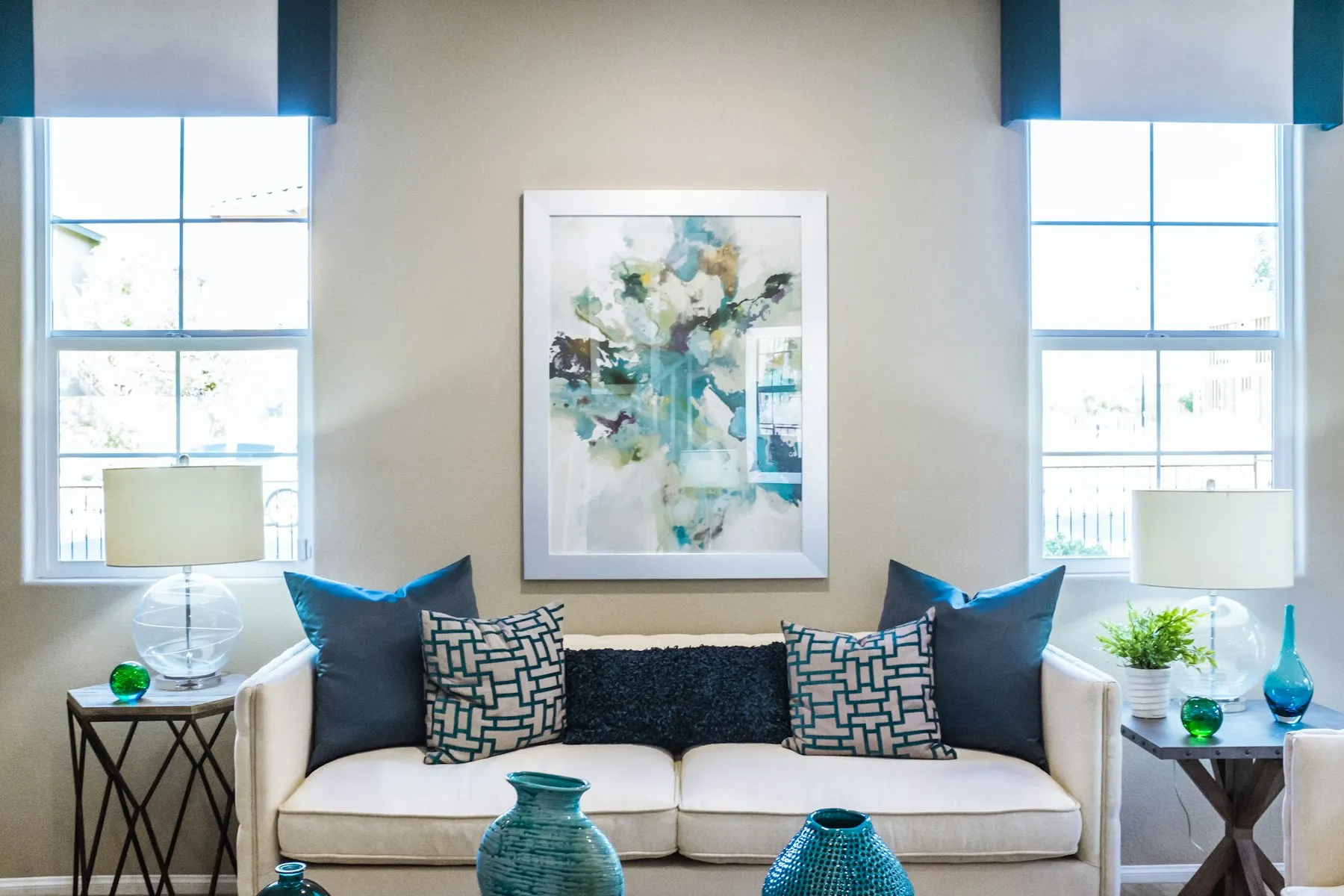 Lichte woonkamer met blauwe zetel
