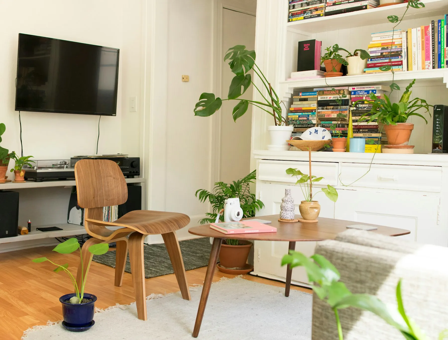 Voorbeeld voor: woonkamer vol met boeken, planten en meubels